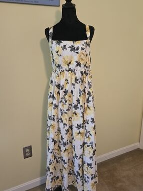 NWT Torrid White Maxi Dress with Yellow Floral Print..has Pockets!